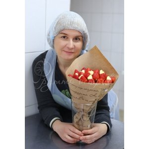 Букет из клубники и сердечек из ананаса. 