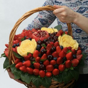 Большая подарочная корзина с ягодами
