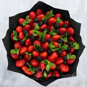 Клубничный букет с ежевикой