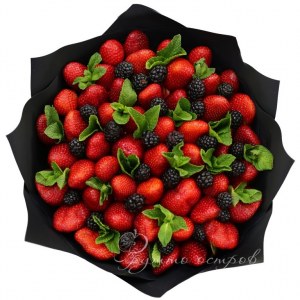 Клубничный букет с ежевикой