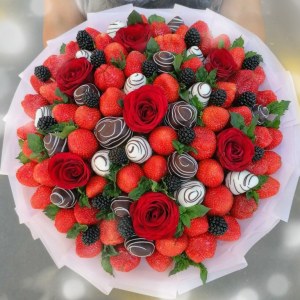 Большой клубничный букет с розами и ягодой