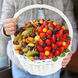 Корзина с ягодами и сухофруктами