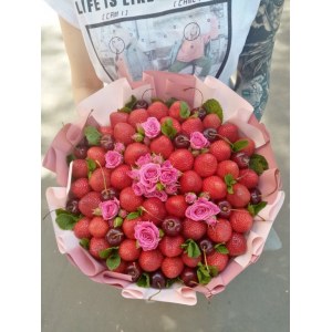Букет из клубники с черешней и розами 1 кг