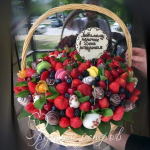 Большая подарочная корзина для любимых.