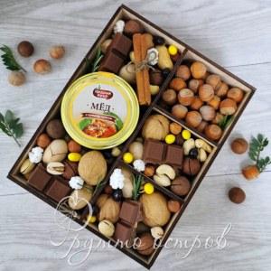 Подарочный ящик с мёдом, сухофруктами и орехами