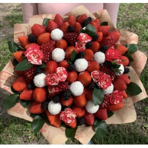 Клубничный букет с гранатом, цветами и кейк-попсами