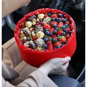 Подарочный набор с сухофруктами, конфетами и ягодой