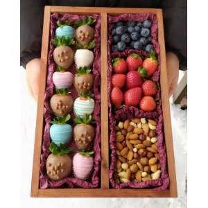 Подарочный ящик с ягодами и орехами