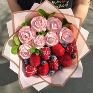 Букет из клубники с зефирными розами