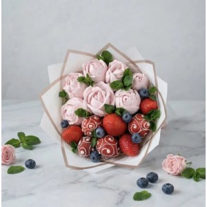 Букет из клубники с зефирными розами