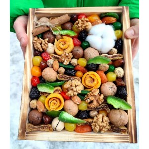 Ящик с орехами и сухофруктами 