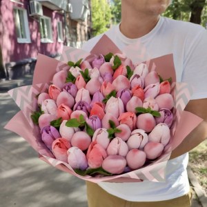 Букет с тюльпанами из зефира и клубникой в шоколаде(28 см) 