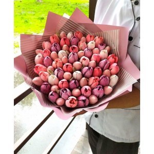 Букет с тюльпанами из зефира и клубникой в шоколаде (28 см) 