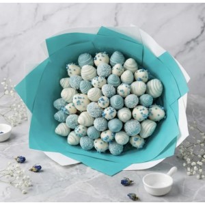 Букет из клубники и кейк-попсов 