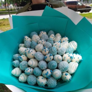 Букет из клубники и кейк-попсов 