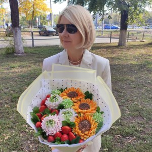 Букет из клубники и зефира "Яркий подсолнух" 