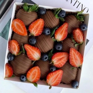 Подарочный набор клубника с голубикой
