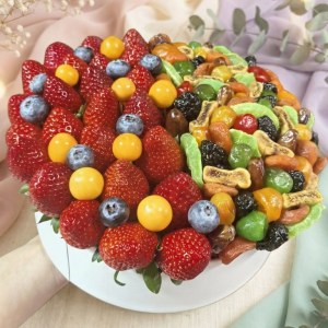 Подарочный набор с ягодой и сухофруктами 25 см