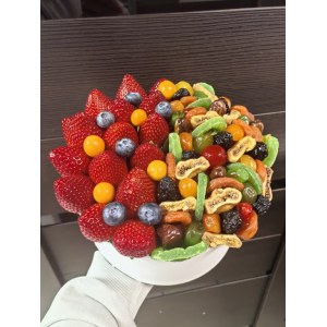 Подарочный набор с ягодой и сухофруктами 20 см